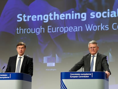 El vicepresidente ejecutivo de la Comisión Europea, Valdis Dombrovskis, junto con el comisario de Trabajo y Derechos Sociales, Nicolas Schmit.