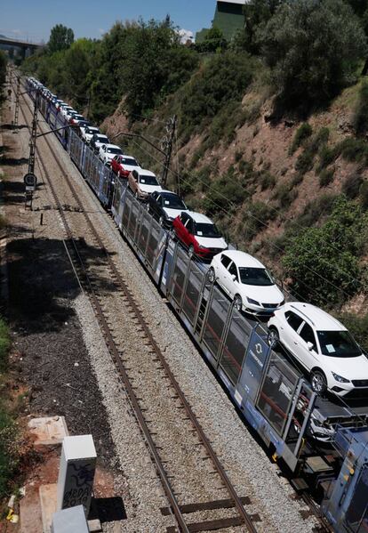 Un tren cargado de coches procedentes de la fábrica de Seat atraviesa el túnel de Martorell.