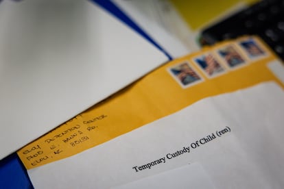 Se ve un documento de custodia temporal de un niño(s) enviado por una madre desde un centro de detención en las oficinas del Centro Guatemalteco-Maya en Lake Worth Beach, Florida, Estados Unidos, el viernes, 3 de octubre de 2025.