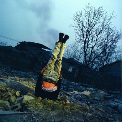 De Li Wei se puede ver el montaje fotográfico 'Li Wei Falls to the Relic' (2003).