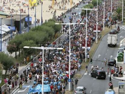 Manifestación convocada hoy por la asociación Herrira, a su paso por la playa de la Zurriola de San Sebastián.