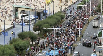 Manifestación convocada hoy por la asociación Herrira, a su paso por la playa de la Zurriola de San Sebastián.