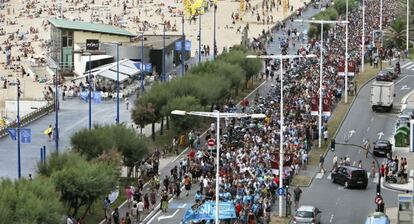 Manifestación convocada hoy por la asociación Herrira, a su paso por la playa de la Zurriola de San Sebastián.