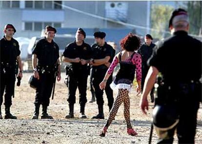 Desalojo, efectuado por los Mossos d'Esquadra, del recinto ocupado por el festival D-Form, en L'Hospitalet de Llobregat.