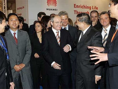 José Montilla y Xu Guanhua, ayer en Málaga. Detrás, los consejeros Vallejo y Plata.