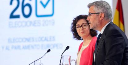 El secretario de Estado de Comunicación, Miguel Ángel Oliver, y la subsecretaria de Interior, Isabel Goicoechea.