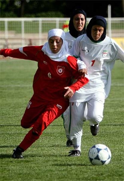La alemana Safiye Kok, de rojo, y la iraní Shirin Nasiri luchan por el balón.