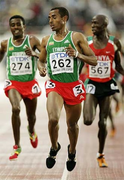 El etiope Kenenisa Bekele entra por delante de su compatriota Sileshi Sihine (izquierda) y de Moses Mosop (derecha), de Kenia.