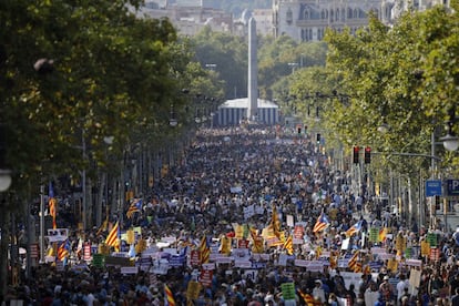 Un momento de la manifestación contra los atentados que recorre este sábado las calles de Barcelona.