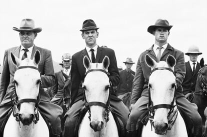 Comado de simpatizantes del Partido Nacional  que escoltaron al último  Dr.Hendrik Verwoerd  a la fiesta de celebración del 50  aniversario. De Wildt, Transvaal , 31 octubre 1964
