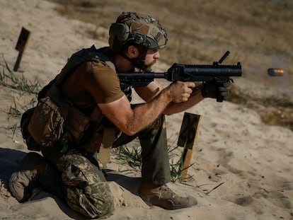 Un soldado ucranio dispara un lanzagranadas durante unos ejercicios militares esta semana en la región de Kiev.