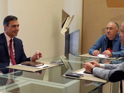 El presidente del Gobierno en funciones, Pedro Sánchez (i), conversa con los secretarios generales, de UGT, Pepe Álvarez (c), y de CCOO, Unai Sordo (d), durante una reunión celebrada en el Palacio de la Moncloa.
