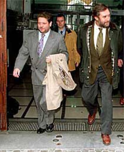Juan Manuel López Benjumea e Isidoro Beneroso salen de la sede del PSOE en Sevilla.