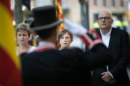 La presidenta del Parlament, Carme Forcadell, canta 'Els segadors' durant l'ofrena. A esquerra, Anna Simó (Junts pel Sí), i a la dreta, Lluís M. Corominas (Junts pel Sí).