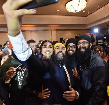 El líder del NDP, Jagmeet Singh y su esposa Gurkiran Kaur se hacen un 'selfie' con sus partidarios en la 'Fiesta de la Noche de Elecciones del NDP' en Burnaby BC (Canadá), el 21 de octubre de 2019.