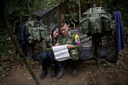 Juliana, una soldado junto a su novio Alexis, en su tienda improvisada, dentro del campamento oculto en Antioquia, Colombia.