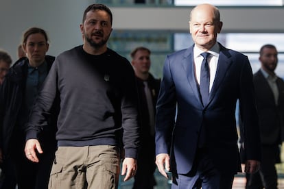 El canciller alemán Olaf Scholz (derecha), con el presidente ucranio, Volodímir Zelenski, el 11 de octubre en Berlín.