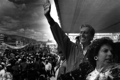 Mario Vargas Llosa, en un mitin de la campaña a las elecciones legislativas de Perú en 1990.