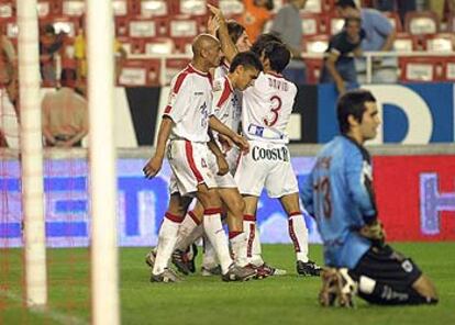 Los jugadores del Sevilla celebran el gol de Sergio Ramos.