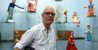Santiago Sueiras, productor de Gau-Pasa, junto a los títeres expuestos en la casa de cultura de Barrainkua.