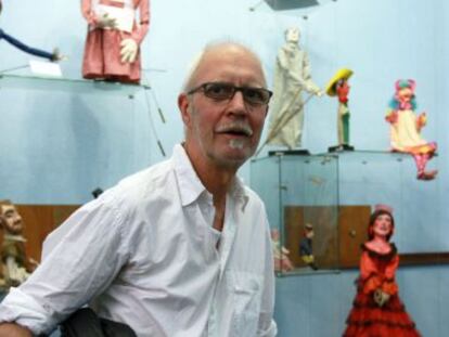 Santiago Sueiras, productor de Gau-Pasa, junto a los títeres expuestos en la casa de cultura de Barrainkua.