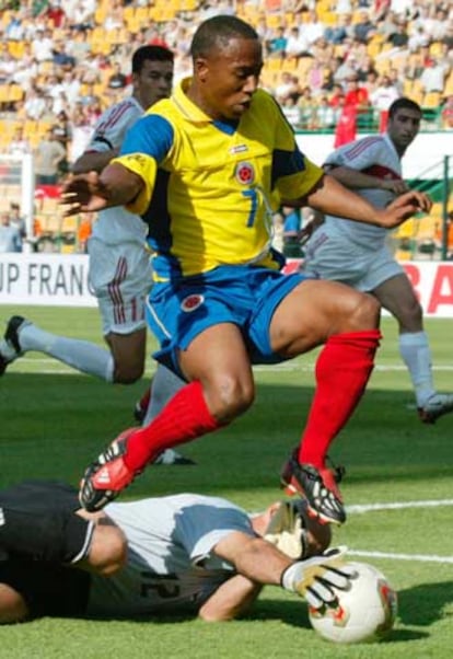 Becerra salta sobre el portero turco Catkic, en 2003.