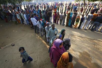 Cientos de personas esperan poder votar en las elecciones generales en Nueva Delhi (India), 4 de diciembre de 2013.