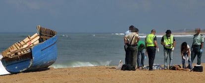 Seis cadáveres de inmigrantes que habían viajado en una patera fueron hallados esta mañana en la playa de La Aceitera en la pedanía de Zahora en Barbate.