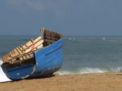 Seis cadáveres de inmigrantes que habían viajado en una patera fueron hallados esta mañana en la playa de La Aceitera en la pedanía de Zahora en Barbate.