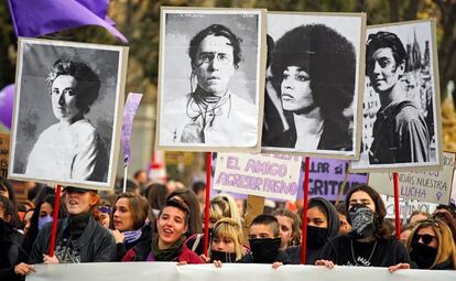 Una imagen de la marcha del 8M en Madrid, en la que varias manifestantes enarbolan carteles con fotografías de mujeres que se han destacado en la lucha feminista.