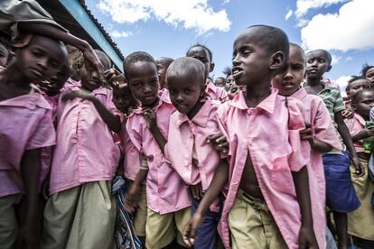 La escuela local en Dambala Fachana ha pedido que los niños lleven con ellos dos litros de agua a clase cada día debido a la escasez en el centro. Wako Liban, director de la escuela, admite que atraviesan tiempos difíciles. “La comunidad está formada por pastores y, debido a la sequía, mucha gente se ha marchado de la zona en busca de pastos mejores”, explica. “Se llevan a los niños con ellos y estos chicos ya no vuelven al colegio”.

