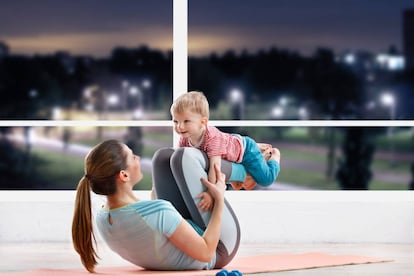 Un niño hace ejercicio con su madre. 