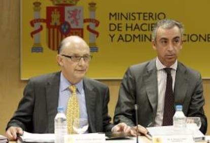 El ministro de Hacienda, Cristóbal Montoro (i), junto al secretario de Estado de Hacienda, Miguel Ferré, durante una reunión del Consejo de Política Fiscal y Financiera (CPFF). EFE/Archivo