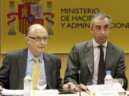 El ministro de Hacienda, Cristóbal Montoro (i), junto al secretario de Estado de Hacienda, Miguel Ferré, durante una reunión del Consejo de Política Fiscal y Financiera (CPFF). EFE/Archivo