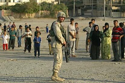 Un soldado norteamericano vigila en Mosul, cerca de la zona donde ayer fue localizado un explosivo.