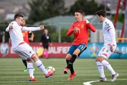 Arni Frederiksberg (a la izquierda), de las Islas Feroe, lanza la pelota ante Iago Aspas.