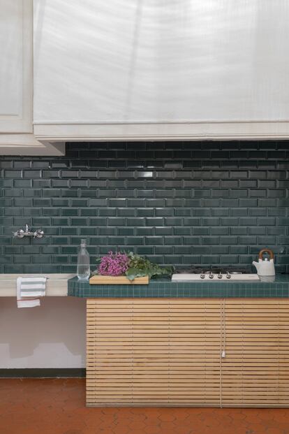 El verde del gres porcelánico y las tonalidades naturales del bambú crean una atmósfera relajante en la cocina.<br><br>Después de una ardua búsqueda, se toparon con esta vivienda construida en 1900 en el Eixample, una joya modernista de 300 metros cuadrados en la que la arquitectura clásica, la luz, el suelo hidráulico original y los ambientes diáfanos permiten jugar con el espacio.<br>