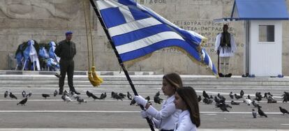  Dos ni&ntilde;as participan en un desfile con motivo del D&iacute;a de la Independencia en Atenas (Grecia).