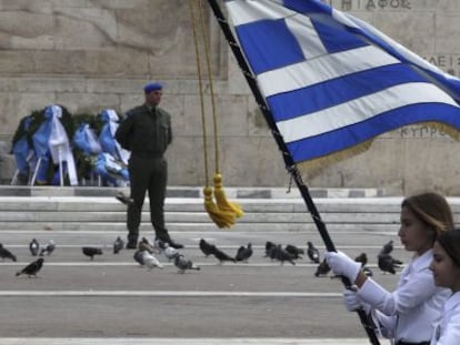  Dos ni&ntilde;as participan en un desfile con motivo del D&iacute;a de la Independencia en Atenas (Grecia).