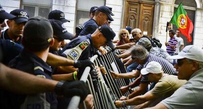 Perjudicados por la venta de papel comercial del Esp&iacute;rito Santo protestan ante la sede de Novo Banco.