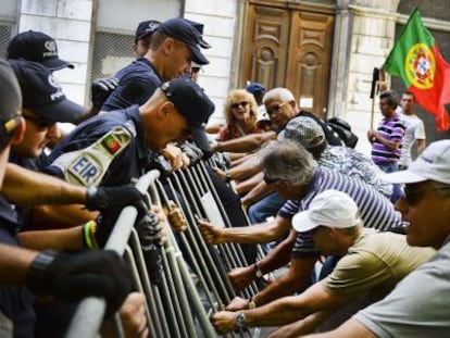 Perjudicados por la venta de papel comercial del Esp&iacute;rito Santo protestan ante la sede de Novo Banco.