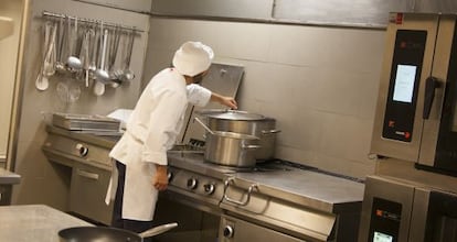 Cocinero de una empresa de restauración.