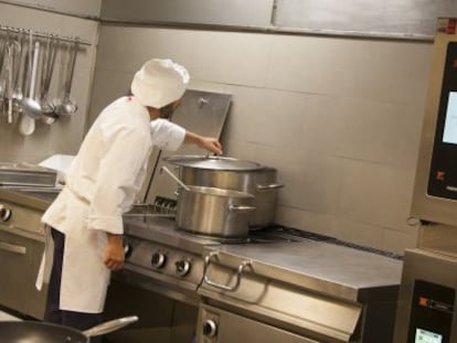 Cocinero de una empresa de restauraci&oacute;n. 