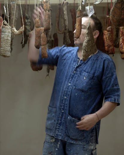 Las tradiciones de la isla, simbolizadas en la matanza anual del cerdo y la elaboración artesanal de sobrasada.