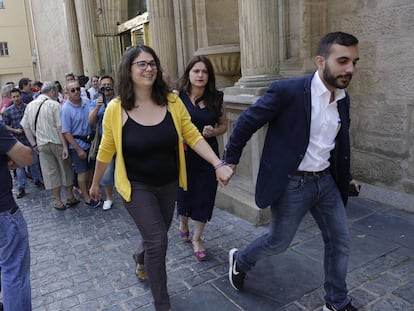 Mario Herrera, de Podemos Castilla-La Mancha, lleva de la mano a la parlamentaria riojana Raquel Romero.