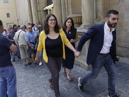 Mario Herrera, de Podemos Castilla-La Mancha, lleva de la mano a la parlamentaria riojana Raquel Romero.