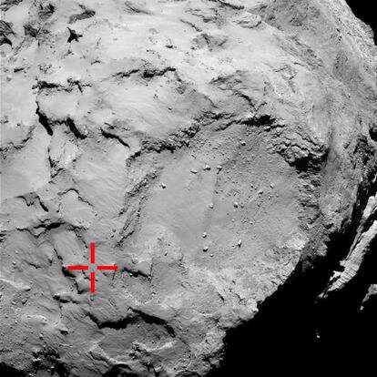 En esta foto, tomada desde la nave Rosetta el 2 de septiembre cuando estaba a 50 kil&oacute;metros, aparece se&ntilde;alado el lugar en el que se supone que aterriz&oacute; el m&oacute;dulo sobre el cometa. Es otra de las im&aacute;genes que se han conocido este jueves.