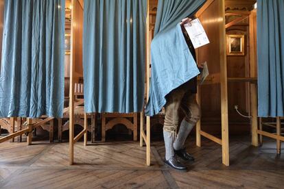 Un votante vestido con el traje típico de Baviera en un colegio electoral de Schliersee (Alemania).