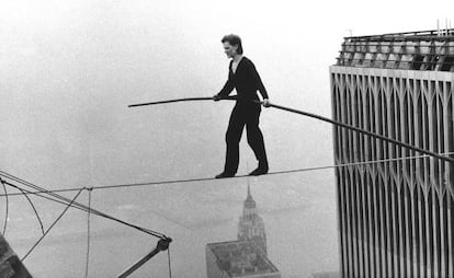 Philippe Petit, en su famoso paseo entre las dos Torres Gemelas la mañana del 7 de agosto de 1974.