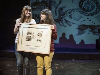 Las hijas de Otegi y Eguiguren recibiendo el premio de sus respectivos padres, en Gernika.